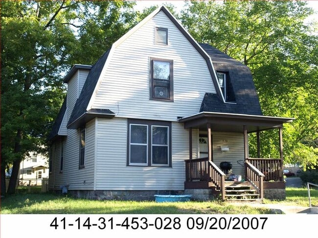 property at 453 Woodlawn St SE