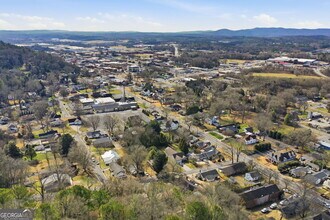 212 Chandler St in Calhoun, GA - Foto de edificio - Building Photo