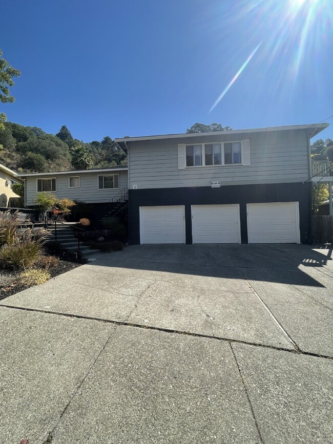 90 Elizabeth Way in San Rafael, CA - Foto de edificio - Building Photo