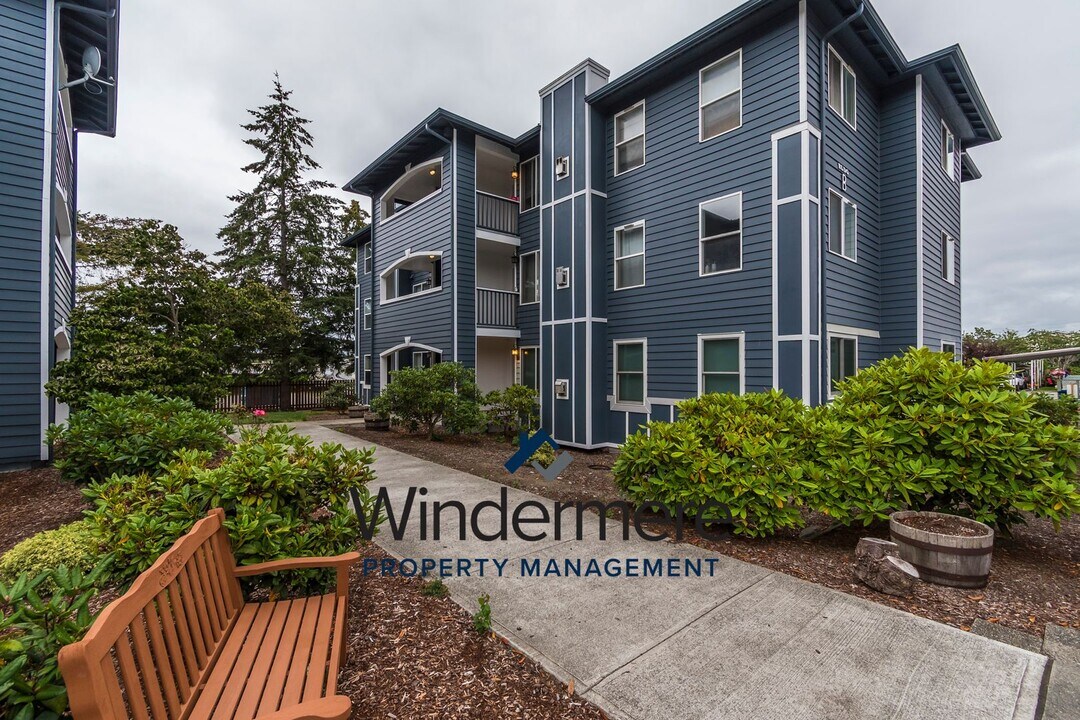 300 N Oak Harbor St in Oak Harbor, WA - Building Photo