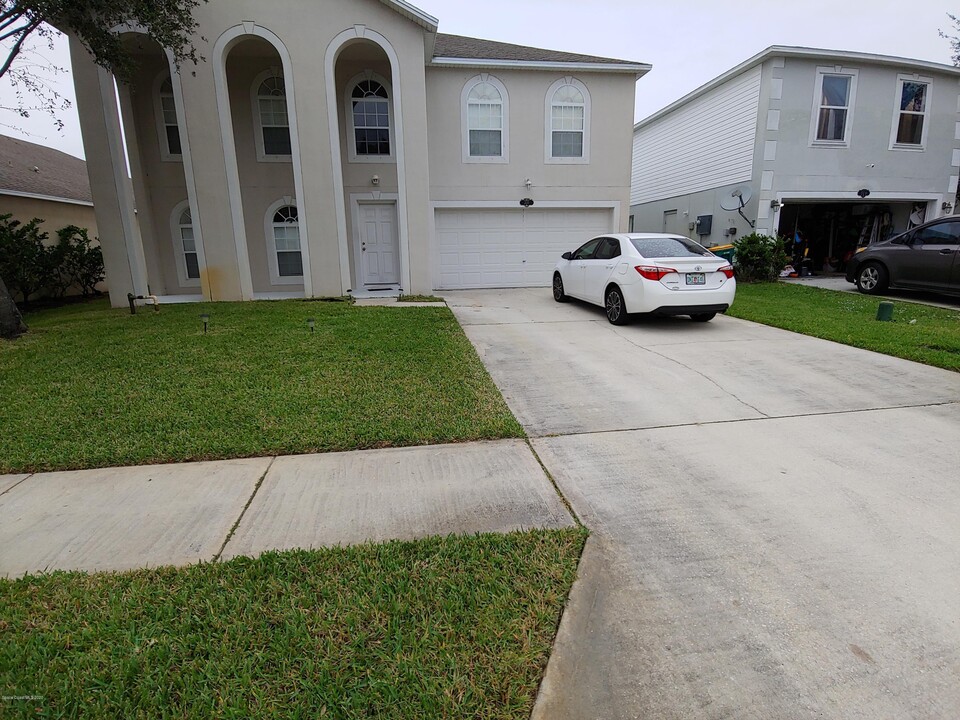 320 Tortuga Way in West Melbourne, FL - Foto de edificio