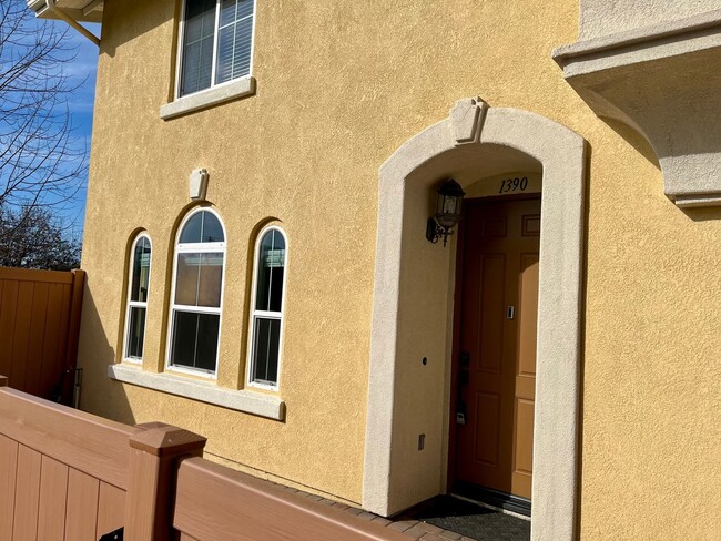 1390 Isabella Way in Vista, CA - Building Photo - Building Photo