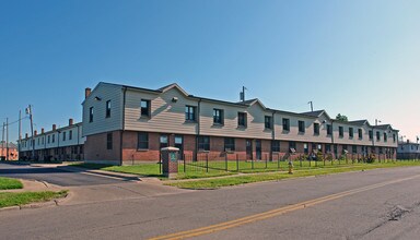 Desoto Base Courts in Dayton, OH - Building Photo - Building Photo