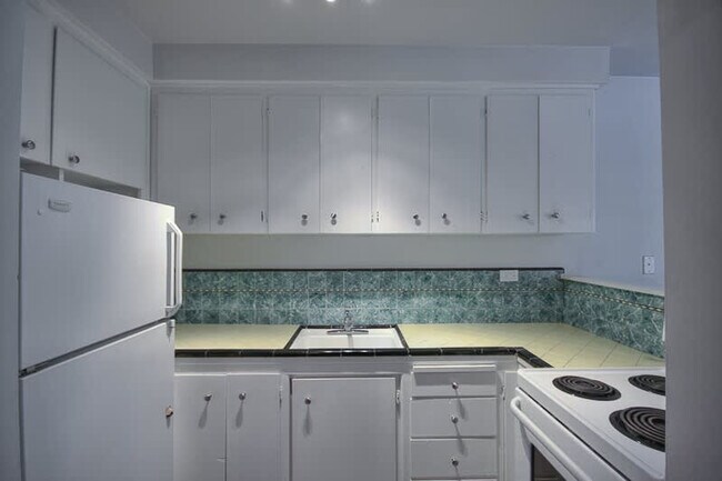 1540 Haro St in Vancouver, BC - Building Photo - Building Photo