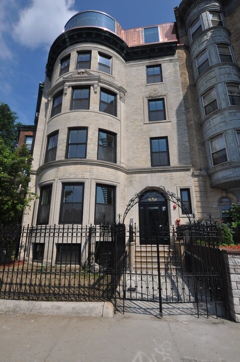 868 Beacon St, Unit 1 in Boston, MA - Foto de edificio