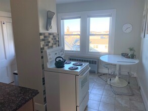 114 Brown St, Unit B in Waltham, MA - Foto de edificio - Building Photo