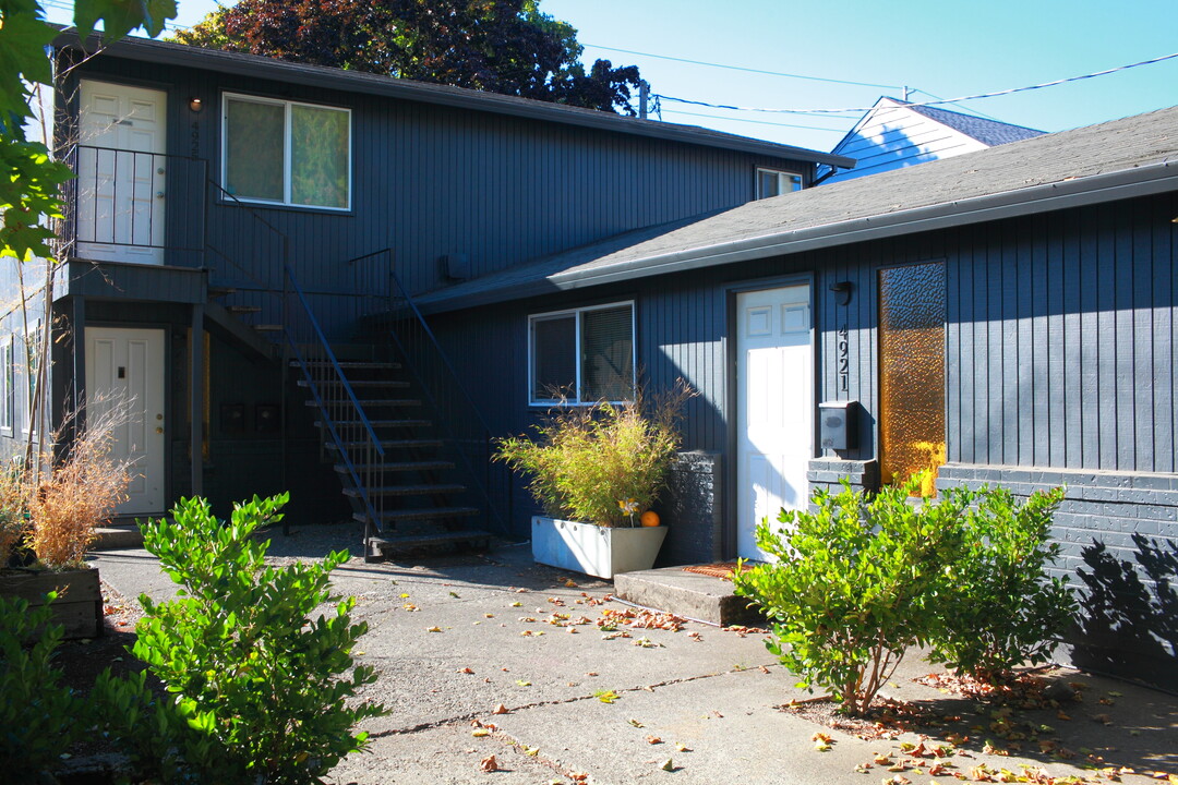 4925 SE 71st Ave, Unit 4925 in Portland, OR - Building Photo