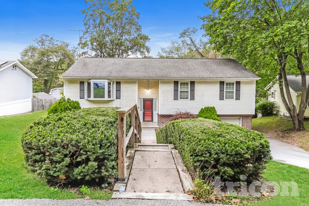 1490 Sawmill Rd in Downingtown, PA - Building Photo