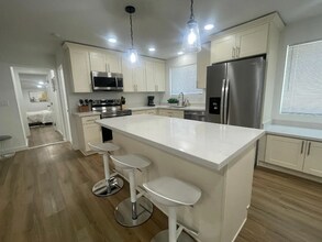 3730 SW 99th St in Seattle, WA - Building Photo - Building Photo