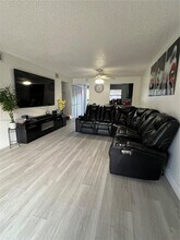 8879A Fontainebleau Blvd in Miami, FL - Building Photo - Building Photo