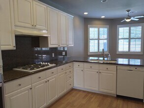 553 W Fallbrook Ave in Clovis, CA - Building Photo - Building Photo