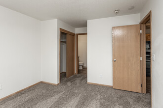 Willow Bend in Des Moines, IA - Building Photo - Interior Photo