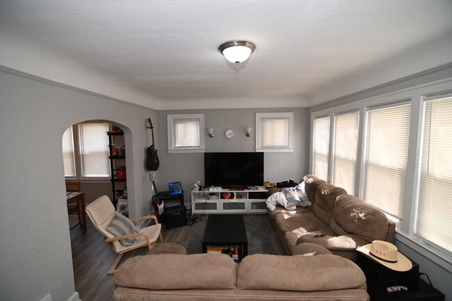 23304 Cayuga Ave