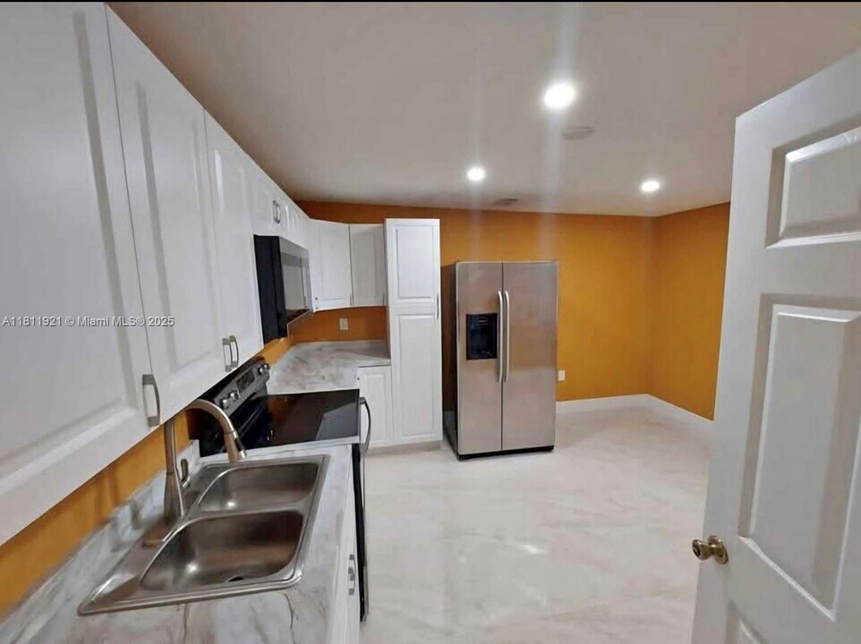 1050 SW 137th Ct in Miami, FL - Building Photo