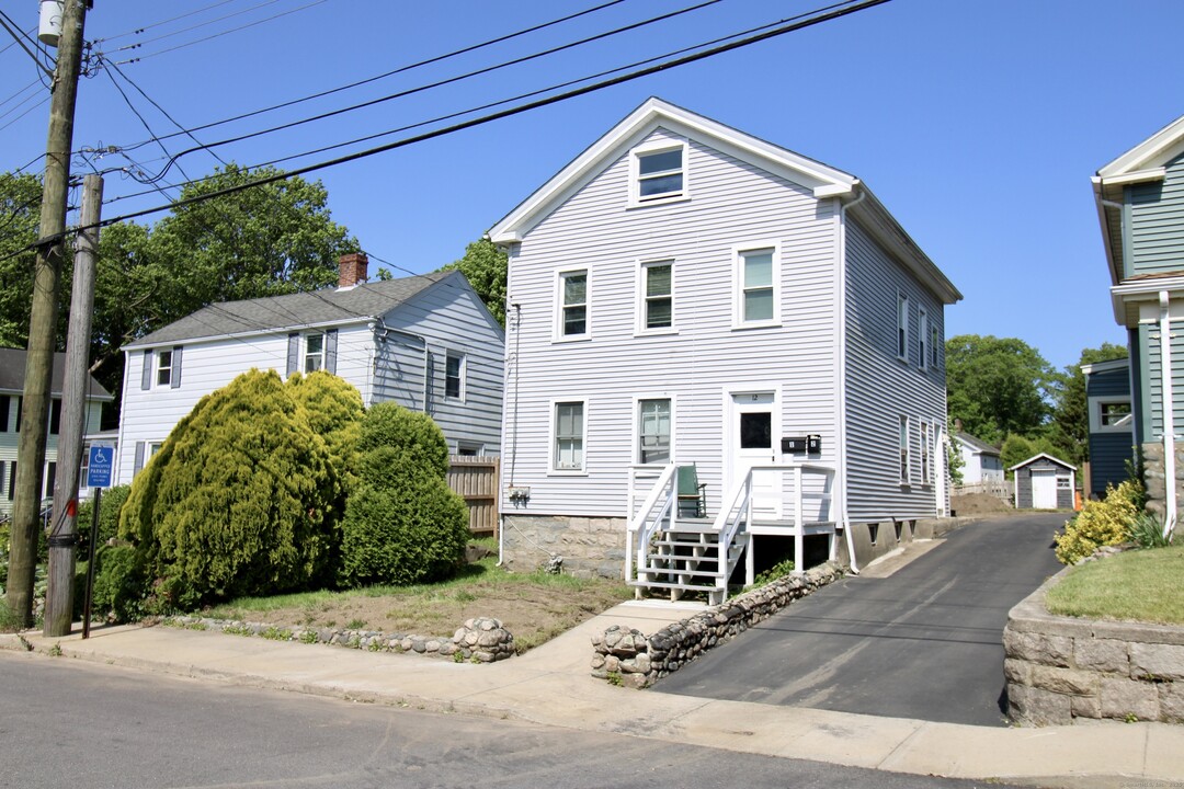 12 Robinson St in Stonington, CT - Building Photo