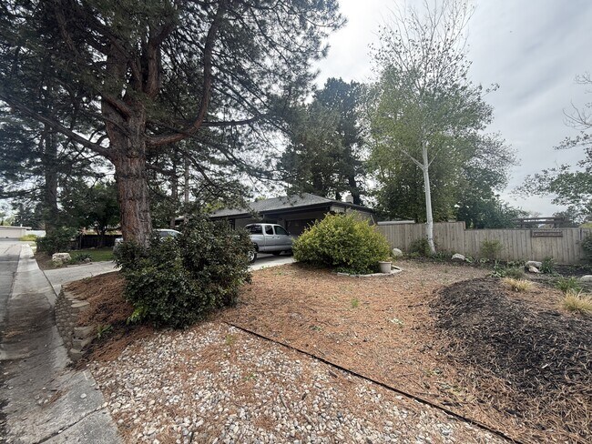 1576 E Lakewood Dr in Holladay, UT - Building Photo - Building Photo