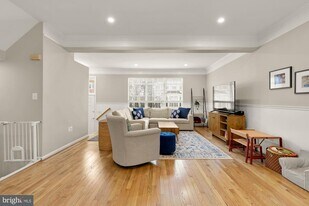 6143 Cinnamon Ct in Alexandria, VA - Building Photo