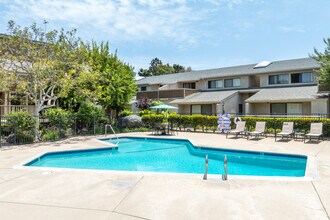 Pinecreek Apartments in Costa Mesa, CA - Foto de edificio - Building Photo