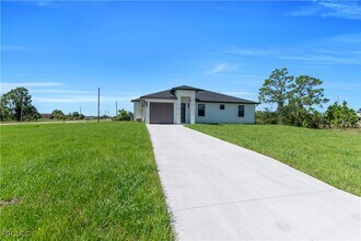 1112 Eisenhower Blvd in Lehigh Acres, FL - Foto de edificio - Building Photo