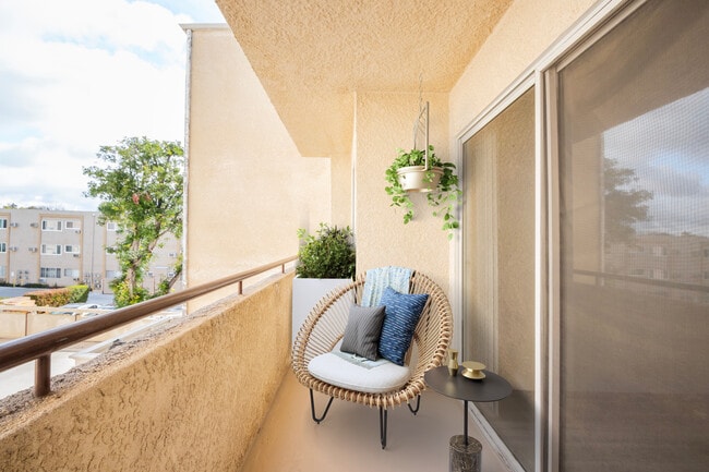 The Liora in Northridge, CA - Foto de edificio - Building Photo