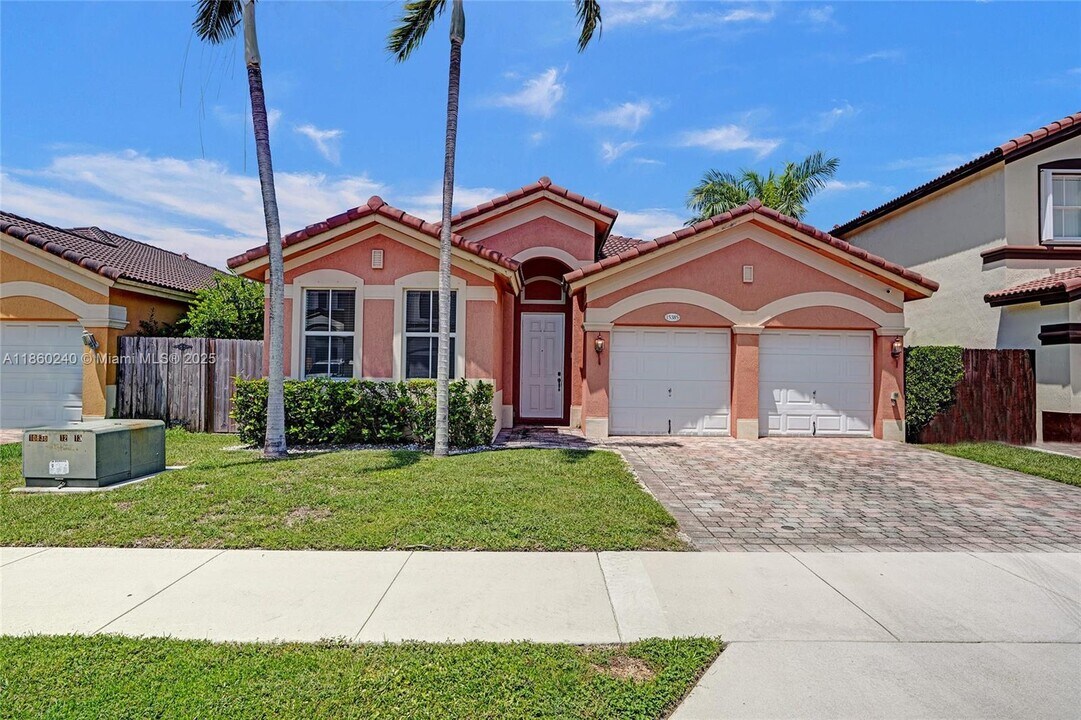 15385 SW 93rd Ln in Miami, FL - Foto de edificio