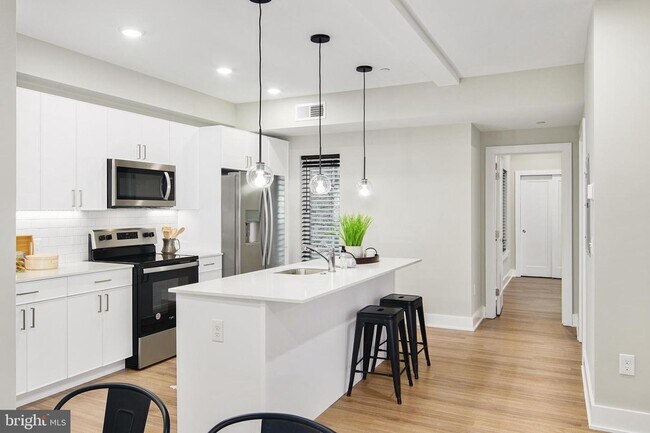 3915 Ridge Ave in Philadelphia, PA - Building Photo - Building Photo