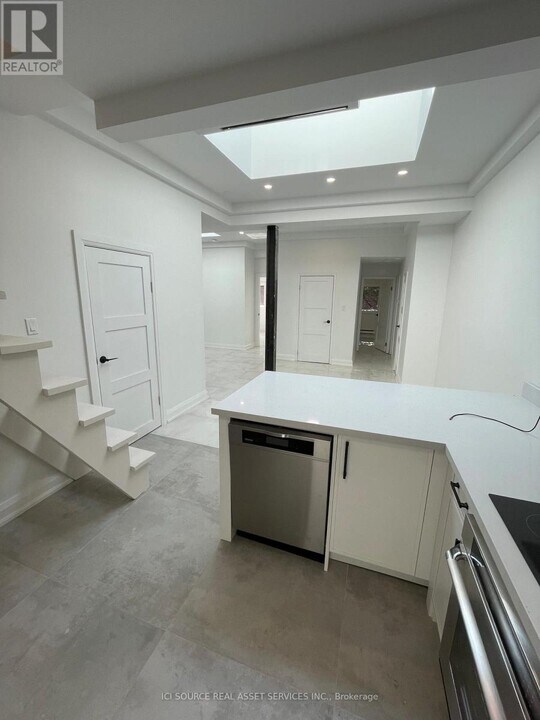 754 Queen St E in Toronto, ON - Building Photo