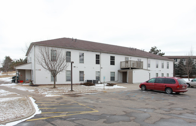 Cedar Grove Apartments in Menomonie, WI - Building Photo - Building Photo