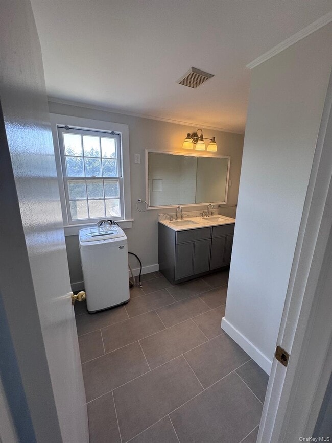 323 Mill Rd in Westhampton Beach, NY - Building Photo - Building Photo