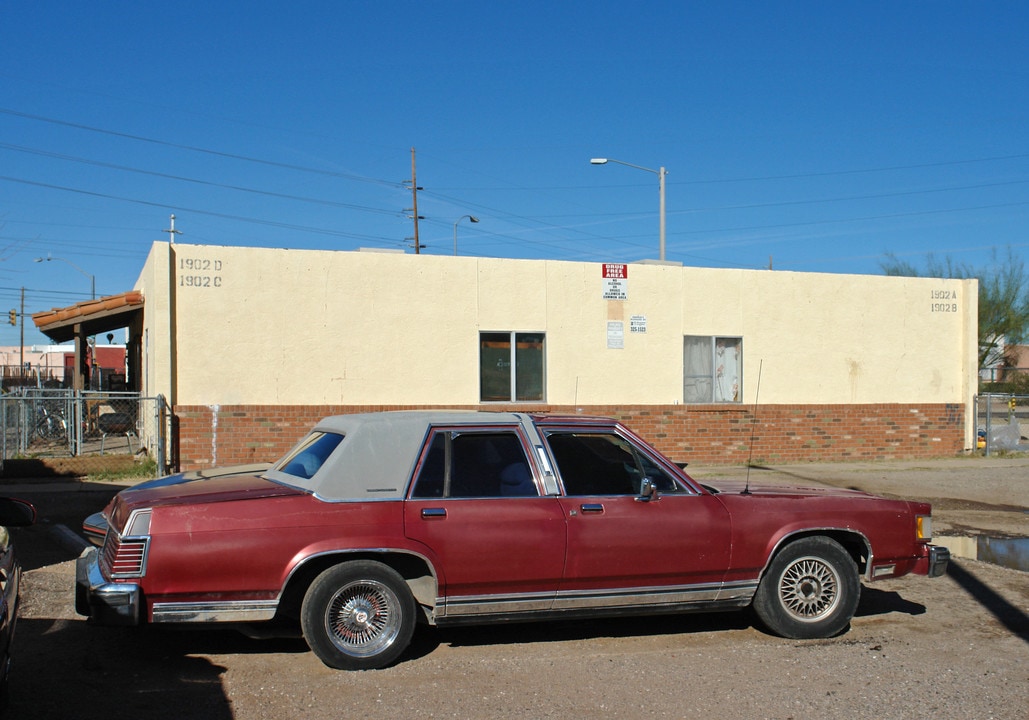 1902 S Montezuma Ave in Tucson, AZ - Foto de edificio