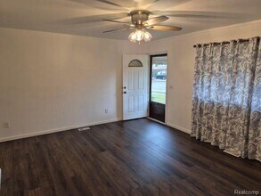 8401-8418 18 Mile Rd in Sterling Heights, MI - Building Photo - Building Photo