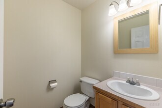 6621 N Columbia Way in Portland, OR - Building Photo - Building Photo