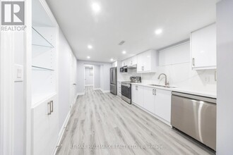 113 Marchington Cir in Toronto, ON - Building Photo - Building Photo