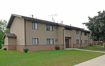 Woodside Village in Racine, WI - Building Photo - Building Photo