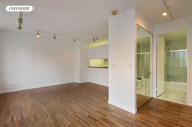 300 E 85th St in New York, NY - Building Photo - Building Photo