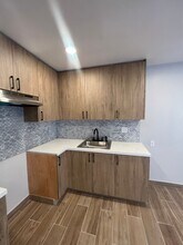 20301 Cohasset St, Unit 5 in Los Angeles, CA - Foto de edificio - Building Photo