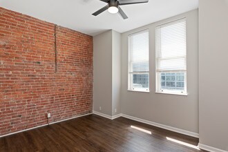 Lombardy Flats in Cincinnati, OH - Foto de edificio - Interior Photo