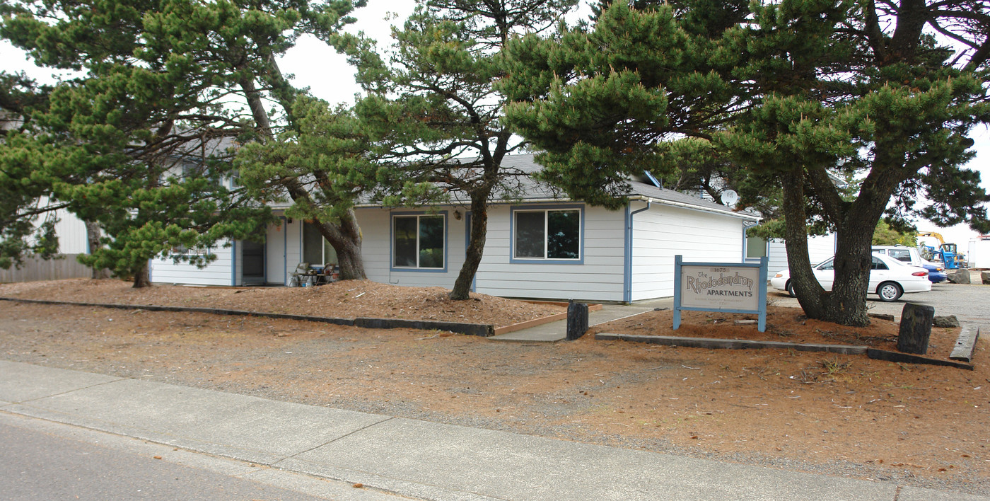 The Rhododendron Apartments in Florence, OR - Building Photo