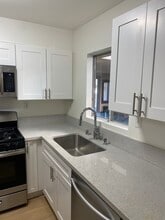 7330 Eton Ave, Unit 102 in Canoga Park, CA - Foto de edificio - Building Photo