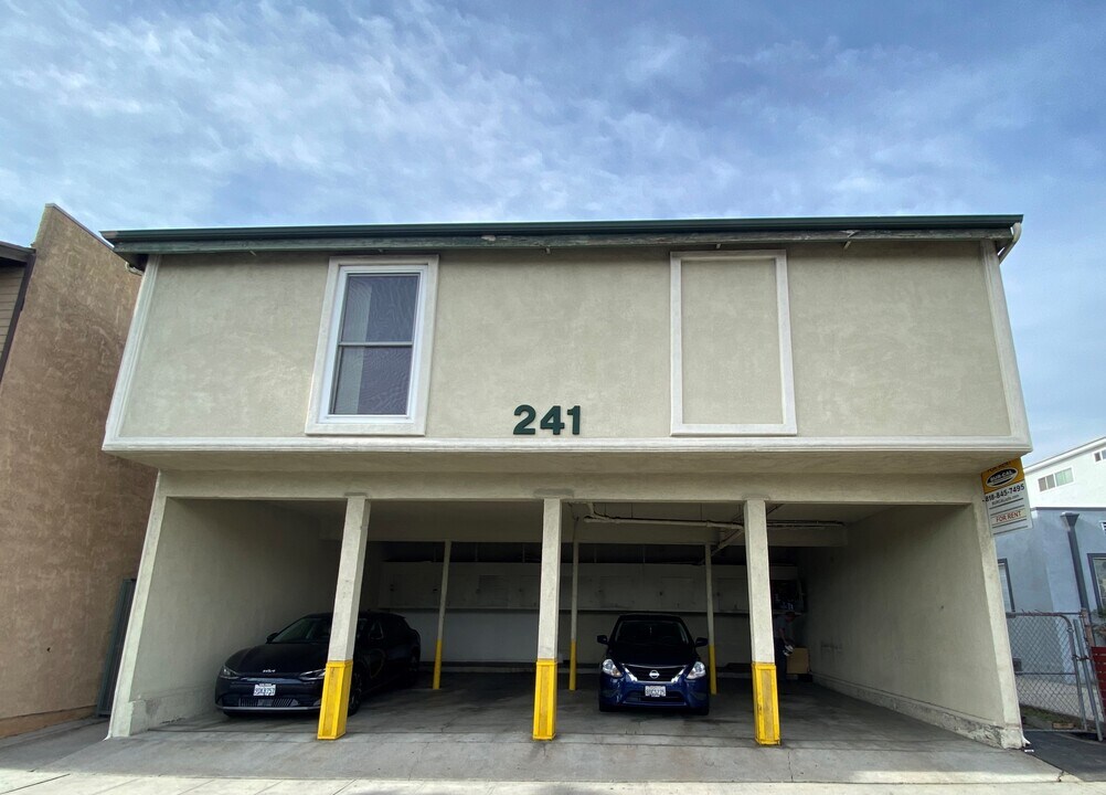 241 E. Alameda Ave in Burbank, CA - Building Photo