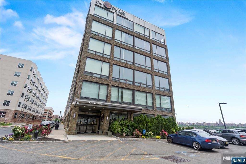 9 Somerset Ln in Edgewater, NJ - Building Photo