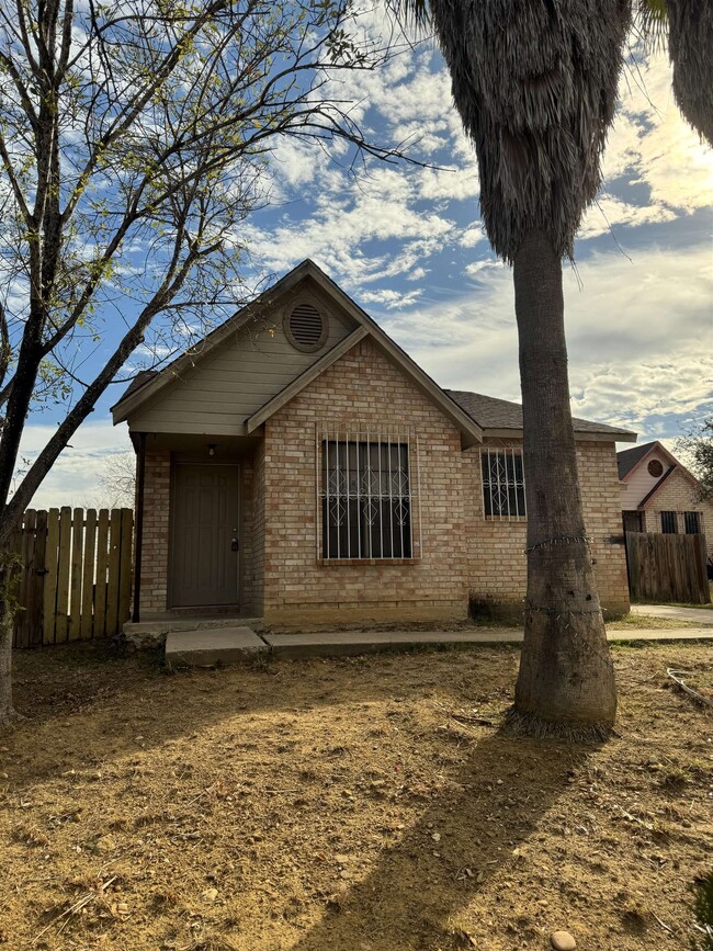 113 Carter Dr in Laredo, TX - Building Photo - Building Photo