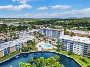 3040 NE 16th Ave, Unit 408 in Oakland Park, FL - Foto de edificio - Building Photo