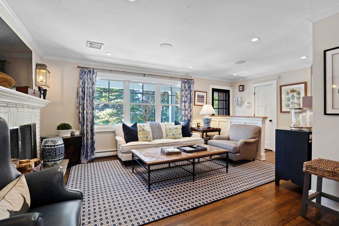 810 Waterview Dr in Southold, NY - Building Photo