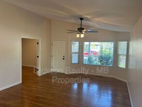 6164 Greenbrook Dr in Reno, NV - Building Photo - Building Photo