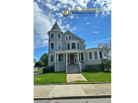 291 High St in Fall River, MA - Building Photo