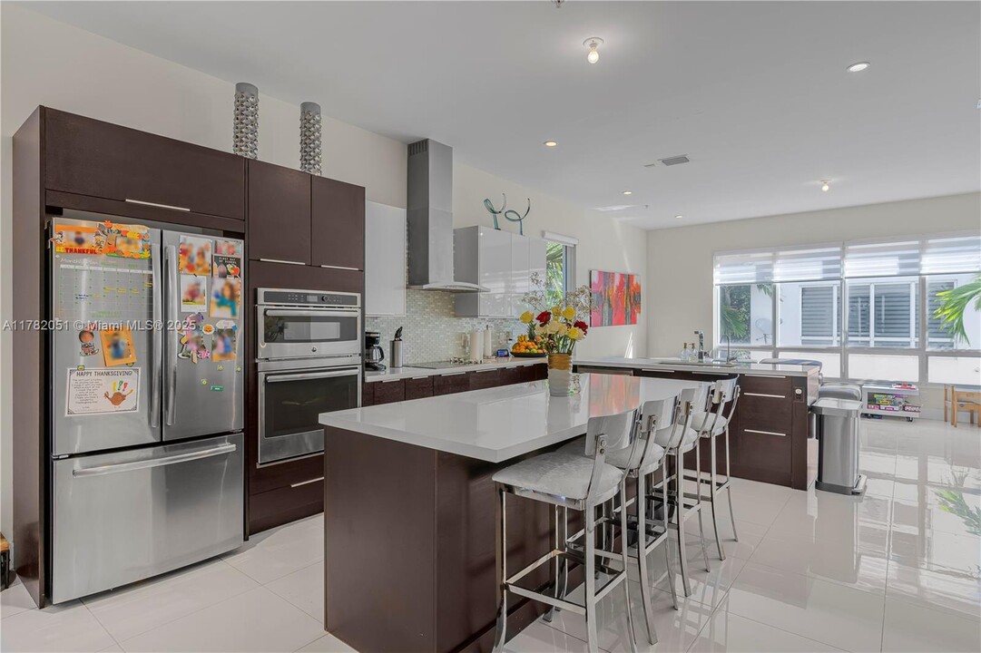 6671 NW 105th Pl in Doral, FL - Building Photo