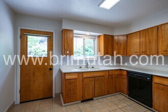 1915 E Severn Dr in Holladay, UT - Building Photo - Building Photo