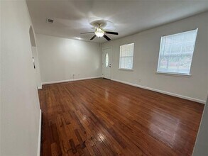 1018 W Saner Ave in Dallas, TX - Building Photo - Building Photo