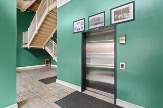 122 W Broughton St, Unit 206 in Savannah, GA - Foto de edificio - Building Photo